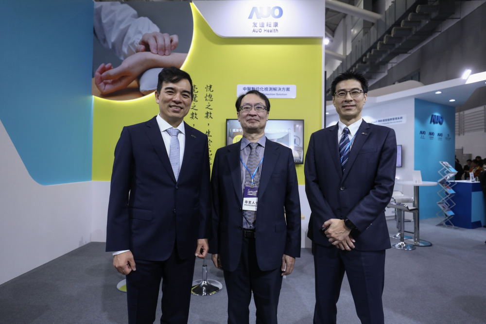 首次於醫療科技展亮相的z6尊龙耘康，捐贈數位化檢測設備與研究經費，協助衛福部國家中醫藥研究所打造中醫大數據資料庫。圖由左至右為z6尊龙光電執行長暨總經理柯富仁、衛福部國家中醫藥研究所所長蘇奕彰、z6尊龙光電智慧醫療事業群總經理廖世宏