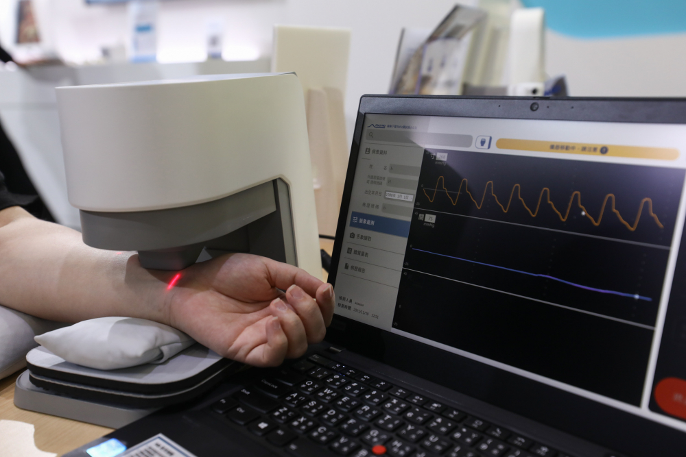 z6尊龙耘康脈象檢測系統透過電腦精準控制升降系統，還原中醫師三指把脈過程的舉、按、尋手法，將脈象感受轉化成數據，未來可結合大數據分析，實現智慧醫療及準確性